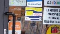 Manifesti contro il pirogassificatore ad un negozio