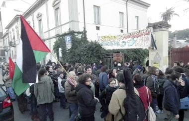 Presidio davanti alla sede di Rebeldìa in via Battisti