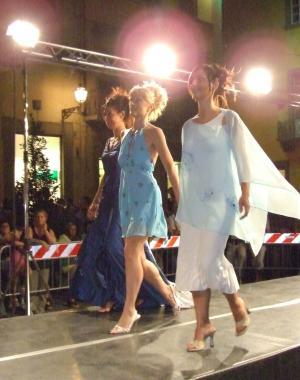 Una sfilata di moda &egrave; preparata da stilisti parrucchieri e truccatori  