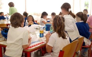 <b>SCONTRO CONTINUO.</b> Bambini in una mensa     