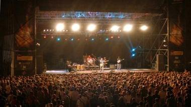 A sinistra Nick Becattini In alto il palco durante una delle serate del Pistoia Blues