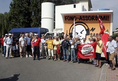 A destra la manifestazione allestita nei mesi scorsi contro la Societ&agrave; Autostrade per chiedere i pannelli Sotto il sindaco Rinaldo Vanni  