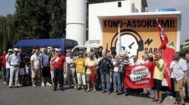 A destra la manifestazione allestita nei mesi scorsi contro la Società Autostrade per chiedere i pannelli Sotto il sindaco Rinaldo Vanni