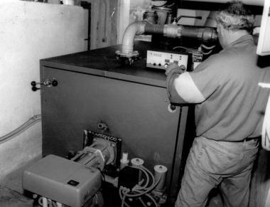 Una bolletta del gas e a sinistra un impianto di riscaldamento