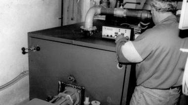 Una bolletta del gas e a sinistra un impianto di riscaldamento