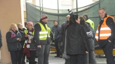 Due momenti della protesta dei lavoratori della Pega