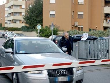 «Si entra solo col permesso». È il caos