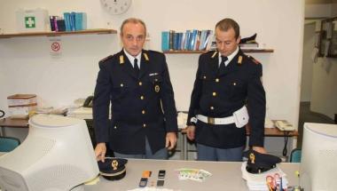 L’ispettore capo della polposta livornese, Massimo Montuori con un collaboratore della sezione