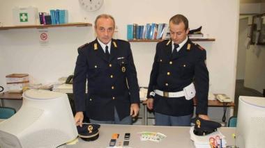 L’ispettore capo della polposta livornese, Massimo Montuori con un collaboratore della sezione