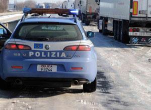Ghiaccio, camion si rovescia