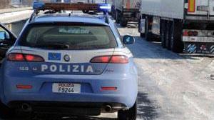 Ghiaccio, camion si rovescia