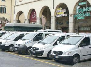 Protesta dei taxisti: «Il Comune ci ha spostato   ma siamo a rischio multa»
