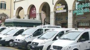 Protesta dei taxisti: «Il Comune ci ha spostato ma siamo a rischio multa»