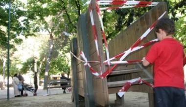 Baby vandali in azione, imbrattati bus e giochi dei bambini