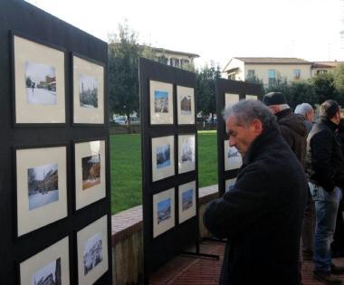 Le sue foto in mostra davanti alla chiesa
