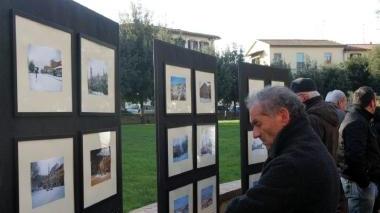 Le sue foto in mostra davanti alla chiesa