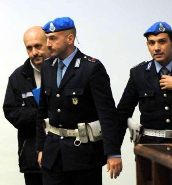 Il geometra Stefano Tendola entra in aula  