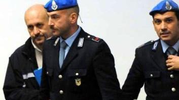Il geometra Stefano Tendola entra in aula