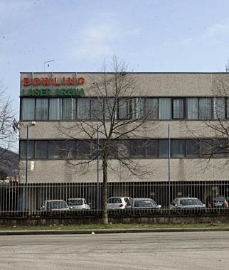 Ledificio che ospita il bowling in via Bottai    