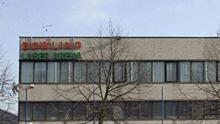 L’edificio che ospita il bowling in via Bottai