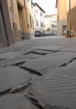 <b>VIA COLOMBO.</b> La pavimentazione 