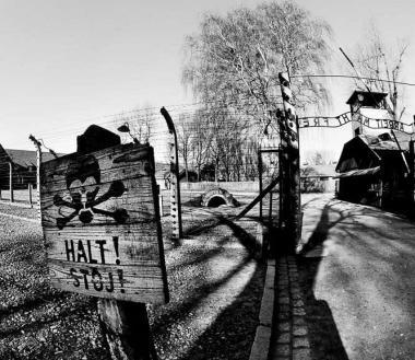 <b>ORRORE E MEMORIA </b>Lingresso di un campo di sterminio nazista 
