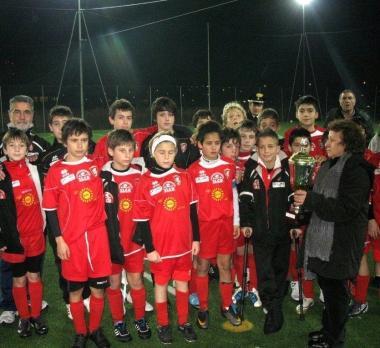 <b>PREMIAZIONI</b> In alto lUs Grosseto, qui accanto lInvicta        
