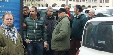 Un gruppo di taxisti in piazza Grande   