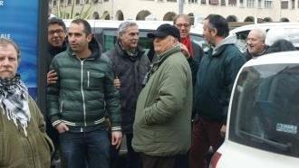 Un gruppo di taxisti in piazza Grande