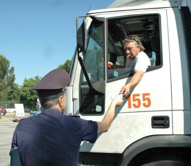Un agente della polstrada controlla un camion 