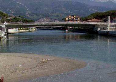 Uno scorcio del fiume Versilia verso la foce: proprio in questa zona &egrave; avvenuta la tragedia       