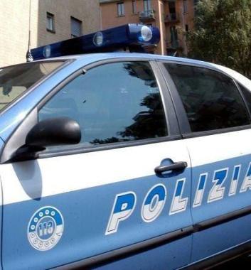 Una volante: gli agenti hanno arrestato una donna 