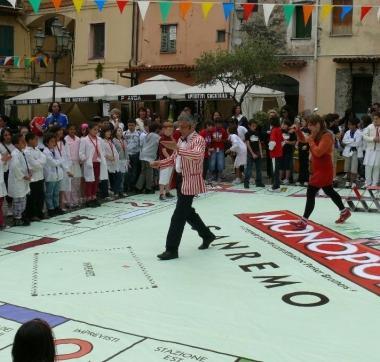 Un maxi tabellone del Monopoly 