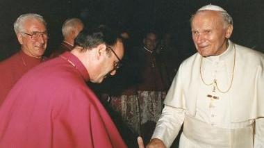Don Armani stringe la mano a Giovanni Paolo II e con la foto di famiglia del giorno della prima messa