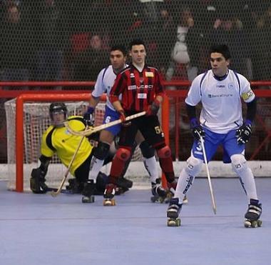 <b>A SARZANA</b> Mariano Velazquez protegge la difesa azzurra      