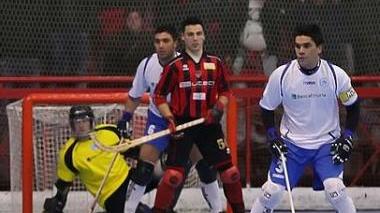 <b>A SARZANA</b> Mariano Velazquez protegge la difesa azzurra