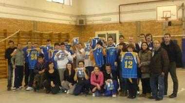 <b>SUCCESSO. </b>La consegna delle maglie ai ragazzi che partecipano al corso di basket integrato tra disabili mentali e normodotati