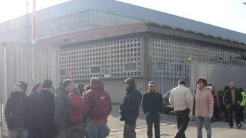 La protesta degli operai della Ceva davanti all’impianto di Lugnano