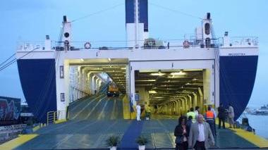 La nave Grimaldi per Barcellona alla banchina 14/e
