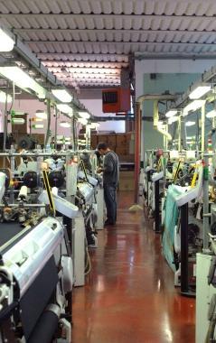 Un operaio al lavoro in unazienda tessile della Piana pistoiese 