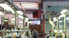 Un operaio al lavoro in un’azienda tessile della Piana pistoiese