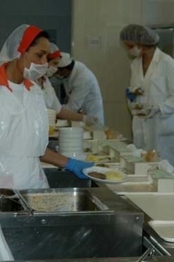 E cambiata la gestione del servizio cucina dellospedale Misericordia e Dolce. Lappalto &egrave; stato vinto dalla Dussmann Service che gestisce anche il servizio dellAsl di Pistoia. Primi problemi coi lavoratori 
