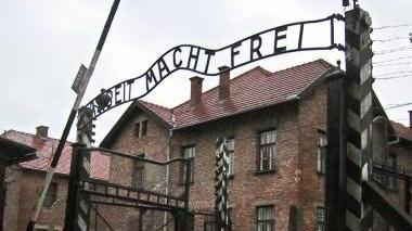 “Arbeit macht frei”, il lavoro rende liberi la scritta che compare all’ingresso del lager di Auschwitz