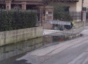 Liquami in strada da 5 mesi tutta colpa di un tubo rotto Ma nessuno interviene
