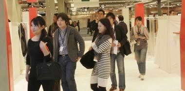 Clienti cinesi nei corridoi della fiera alla Fortezza