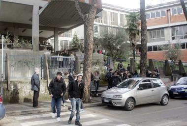 A sinistra l’ingresso del Salutati e, sopra, una lavagna multimediale