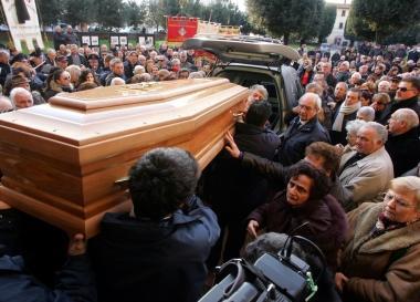 L’uscita della bara dalla chiesa e il dg dell’Asl Eugenio Porfido