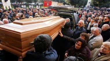 L’uscita della bara dalla chiesa e il dg dell’Asl Eugenio Porfido