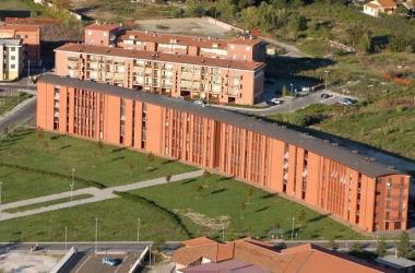 Una veduta di palazzi condominiali a Pontedera; i rimborsi riguardano impianti centralizzati