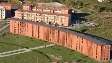 Una veduta di palazzi condominiali a Pontedera; i rimborsi riguardano impianti centralizzati